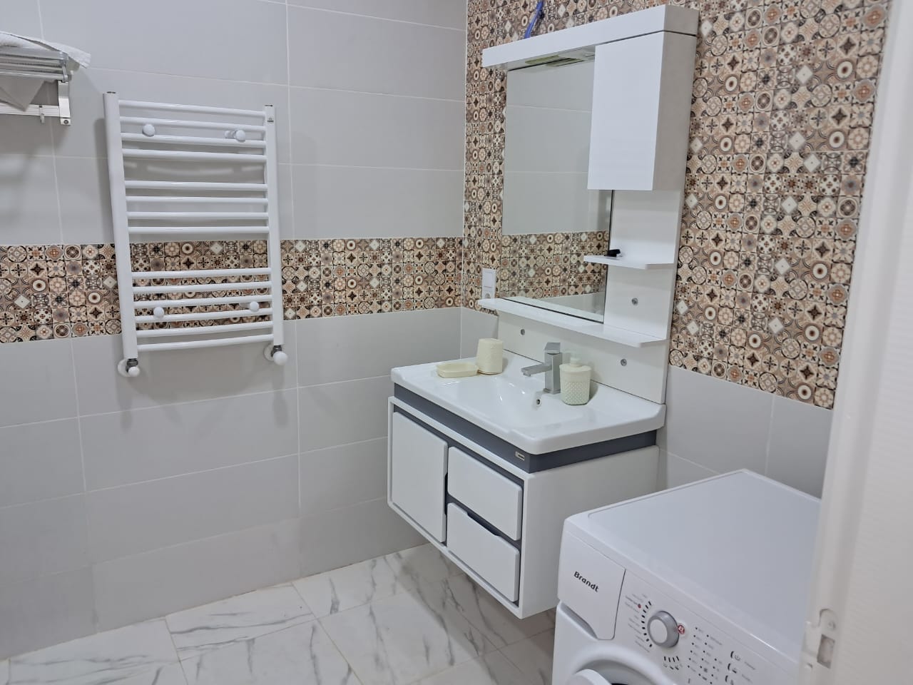 Salle de bain carrelage arabesque