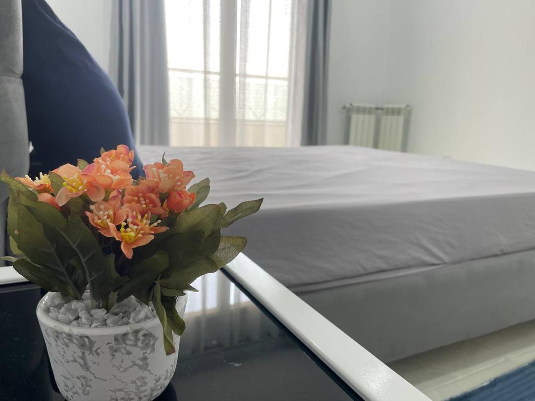 Chambre fleurs sur table de nuit