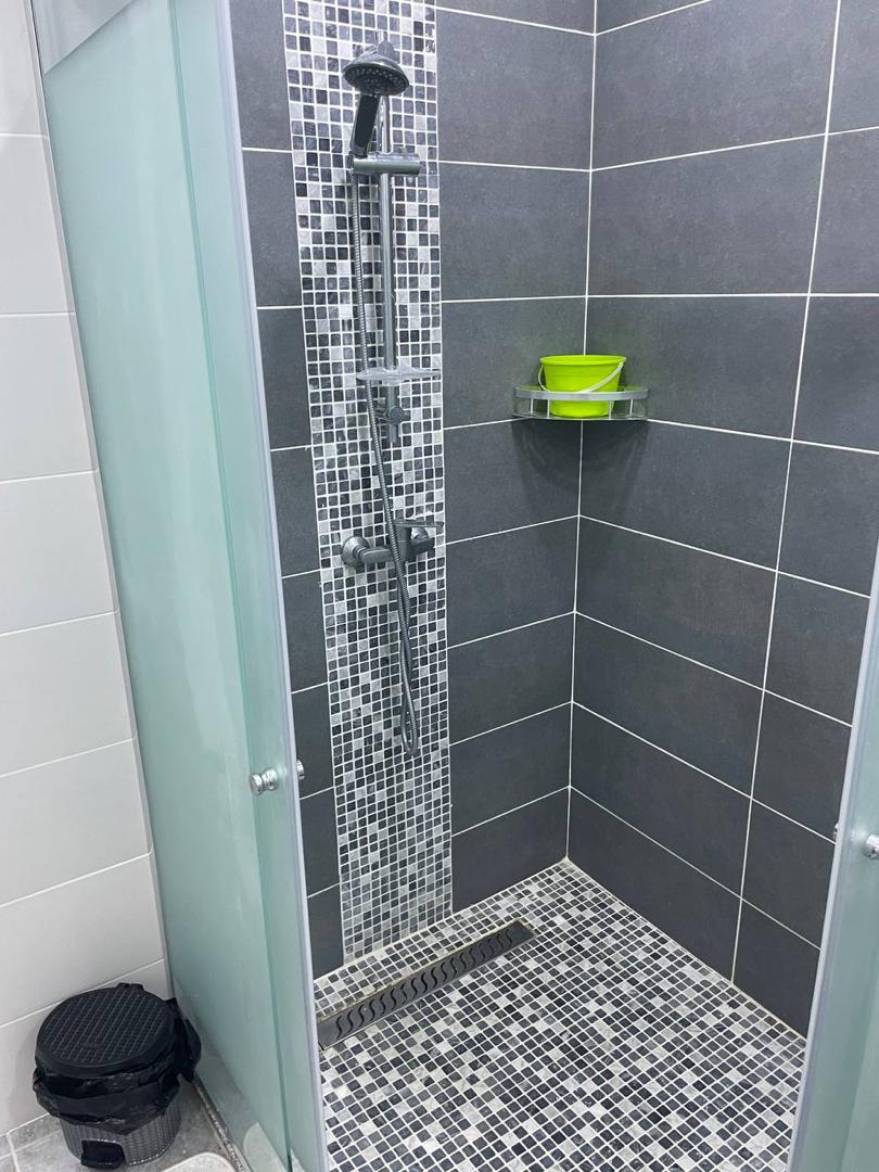 Douche grise carrelage