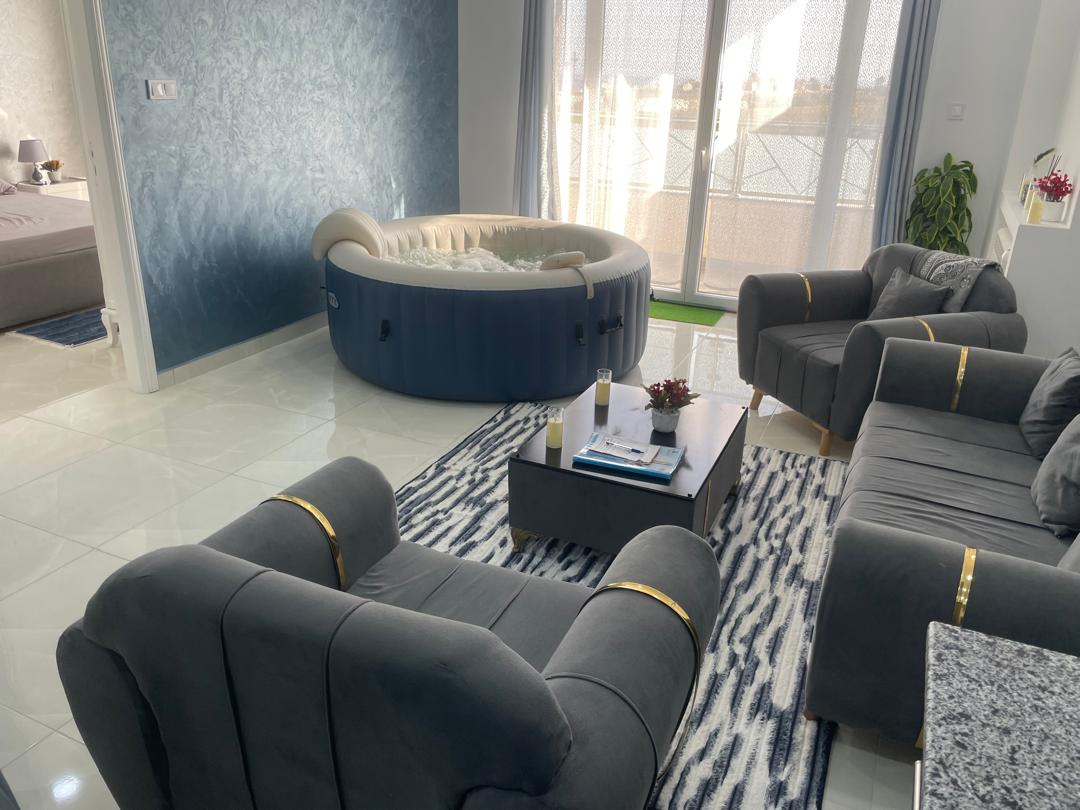 Salon avec jacuzzi gonflable