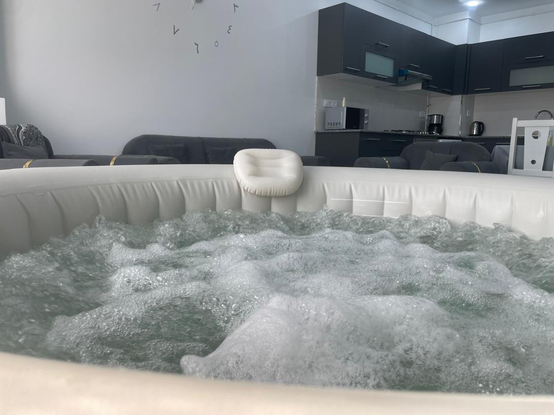 Jacuzzi bulles cuisine en fond