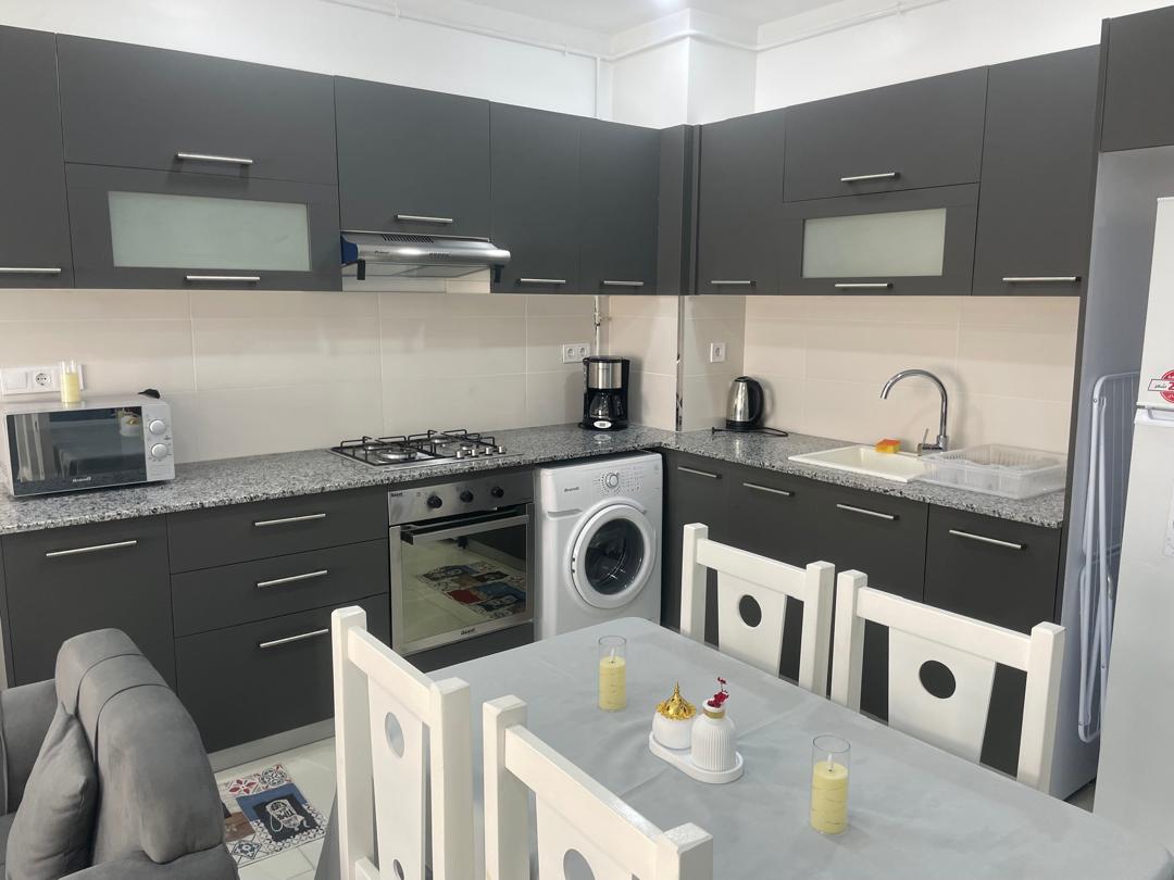 Cuisine grise equipee lave-linge