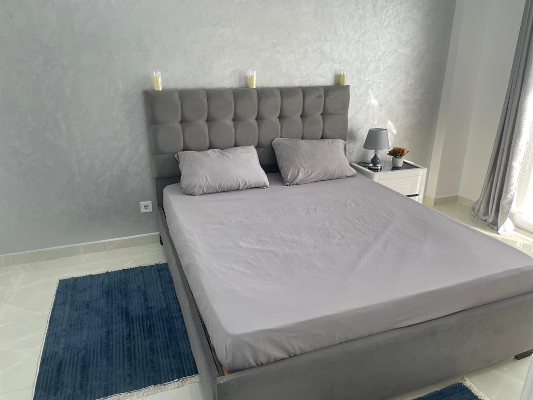 Chambre lit double capitonne gris