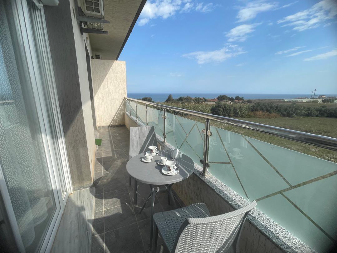 Balcon cafe table vue mer