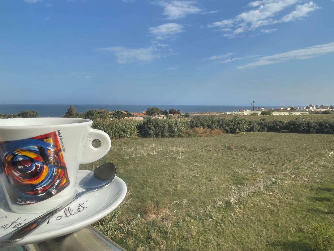 Vue mer tasse de cafe balcon