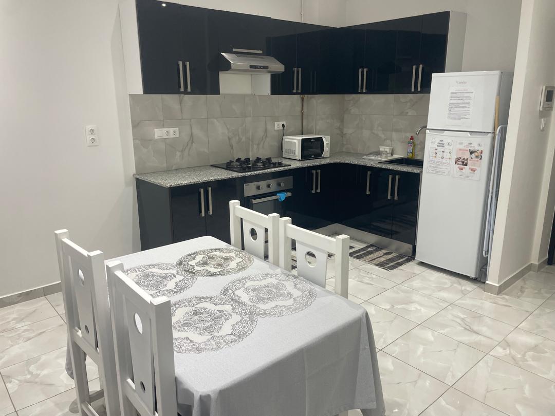 Cuisine ouverte avec table