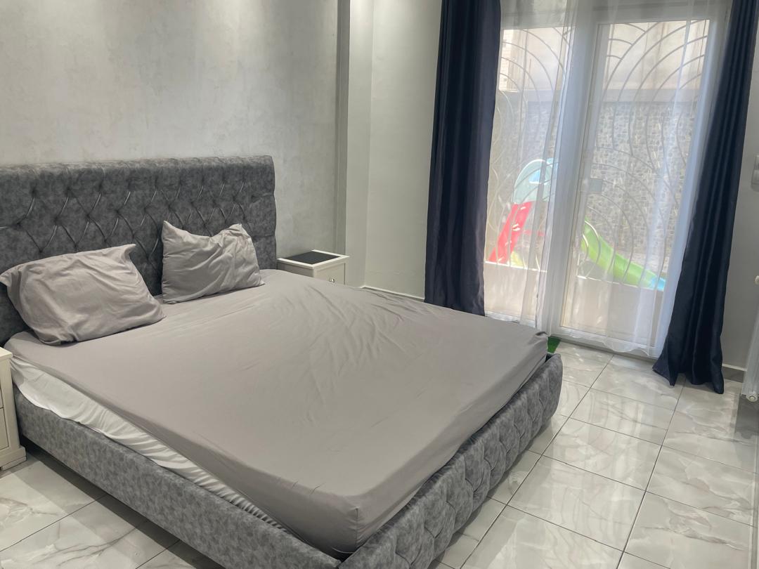 Chambre lit double capitonne gris