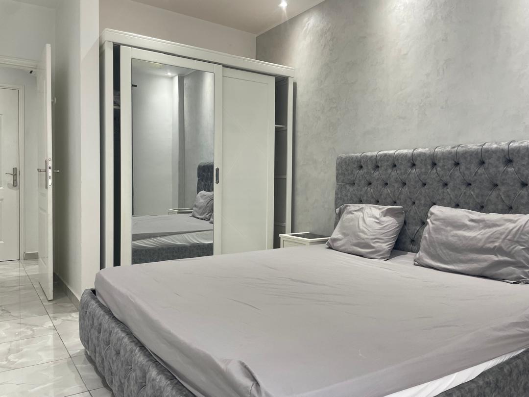 Chambre lit double vue armoire
