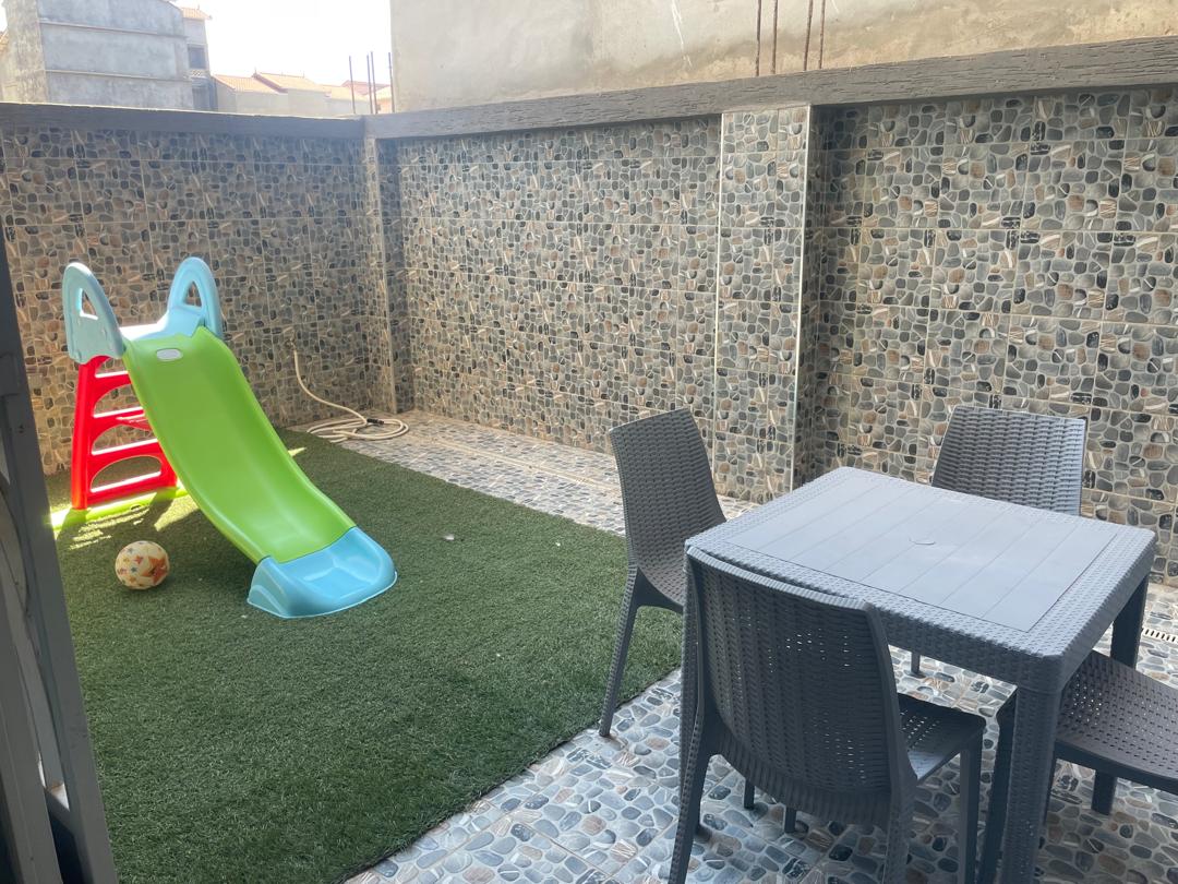 Terrasse jeux enfants toboggan