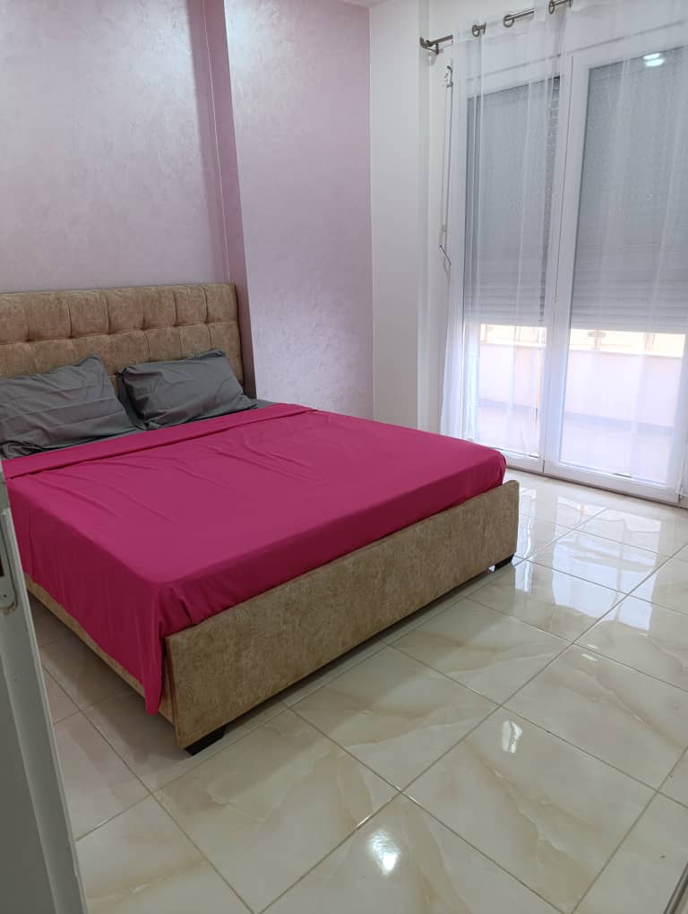 Chambre lit double rose