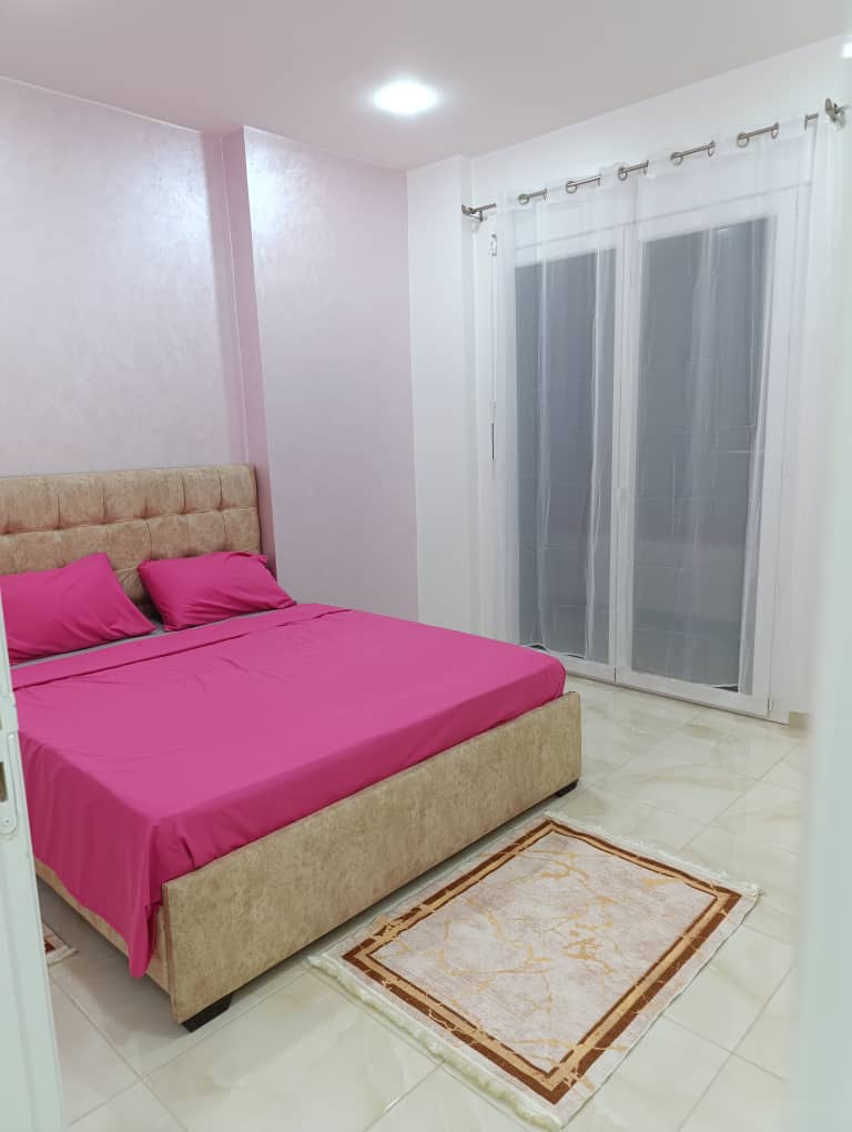 Chambre lit double rose vue balcon