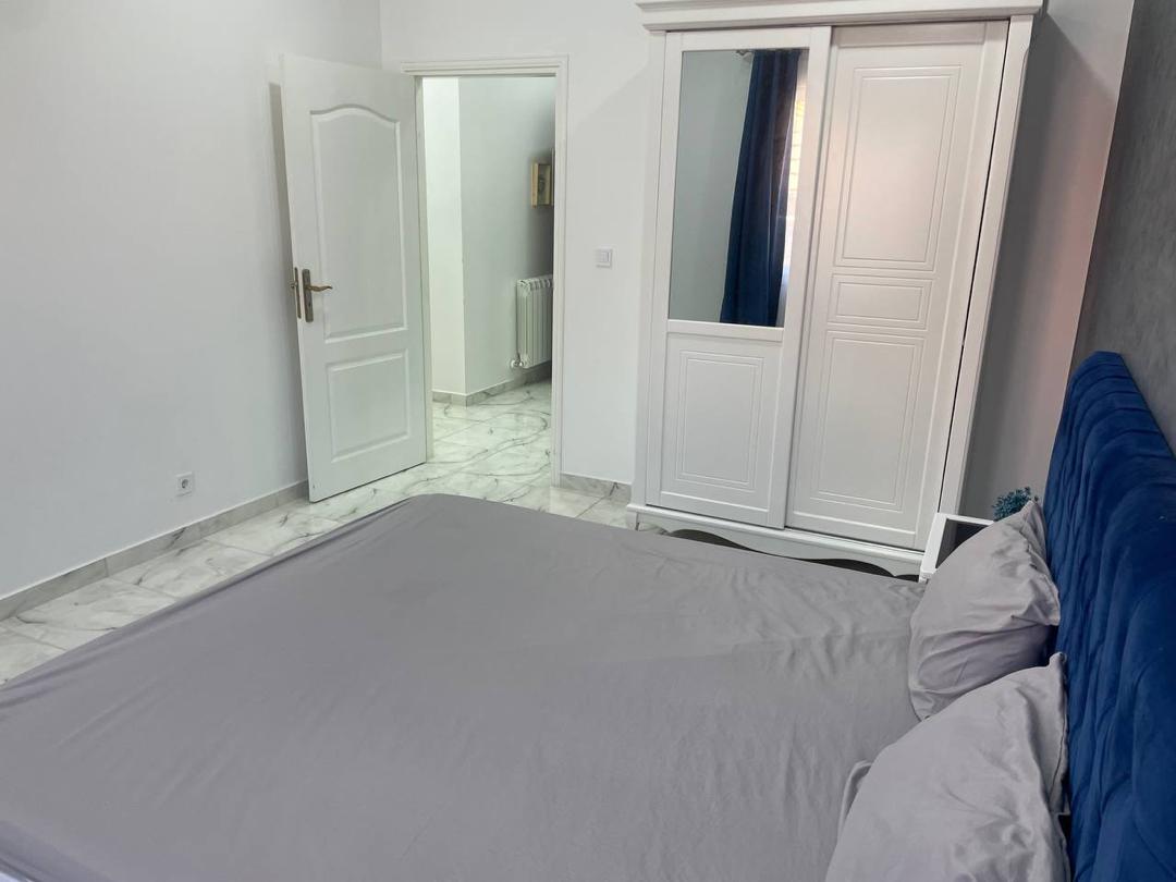 Chambre armoire miroir lit bleu