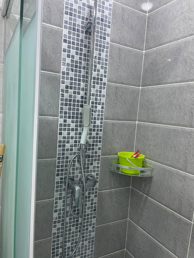 Douche grise mosaique