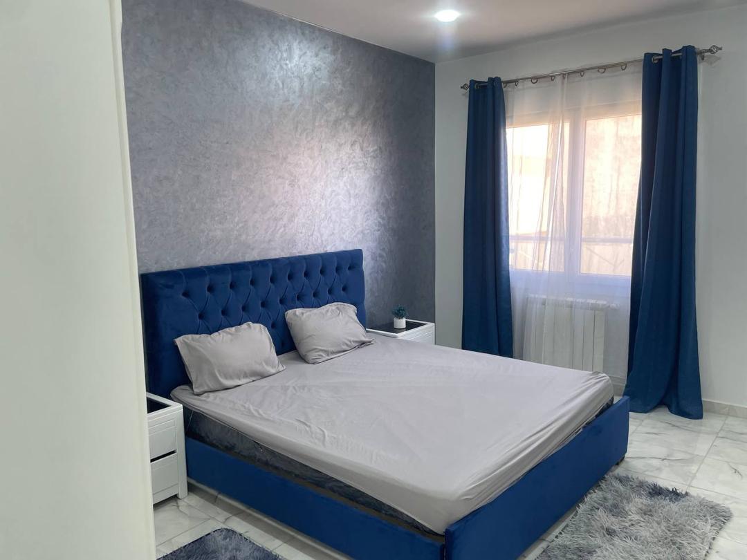Chambre lit double bleu capitonne