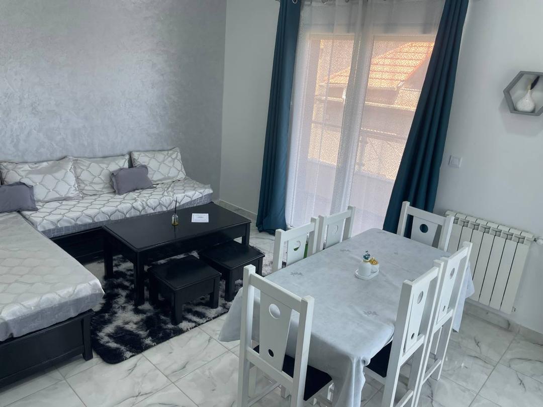 Salon canape table basse vue balcon