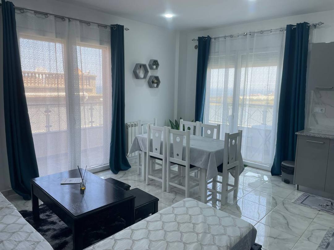 Salon double fenetres vue mer
