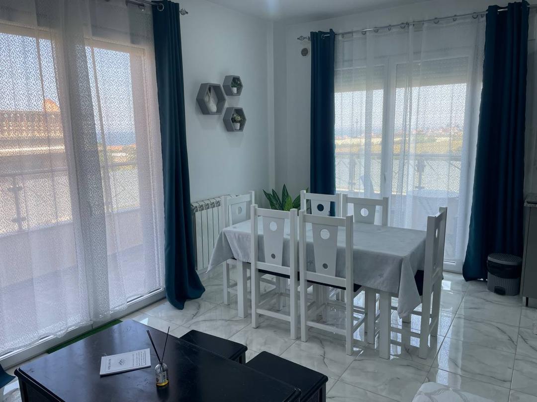 Salle a manger vue mer hexagones