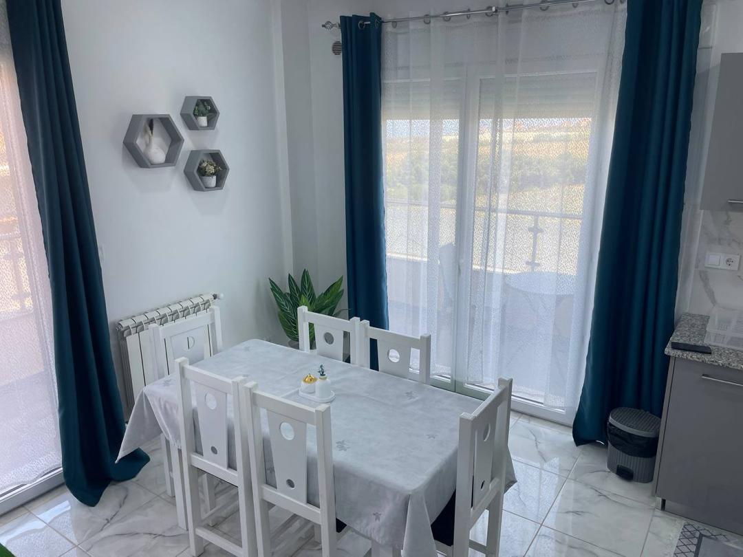 Table a manger vue balcon mer