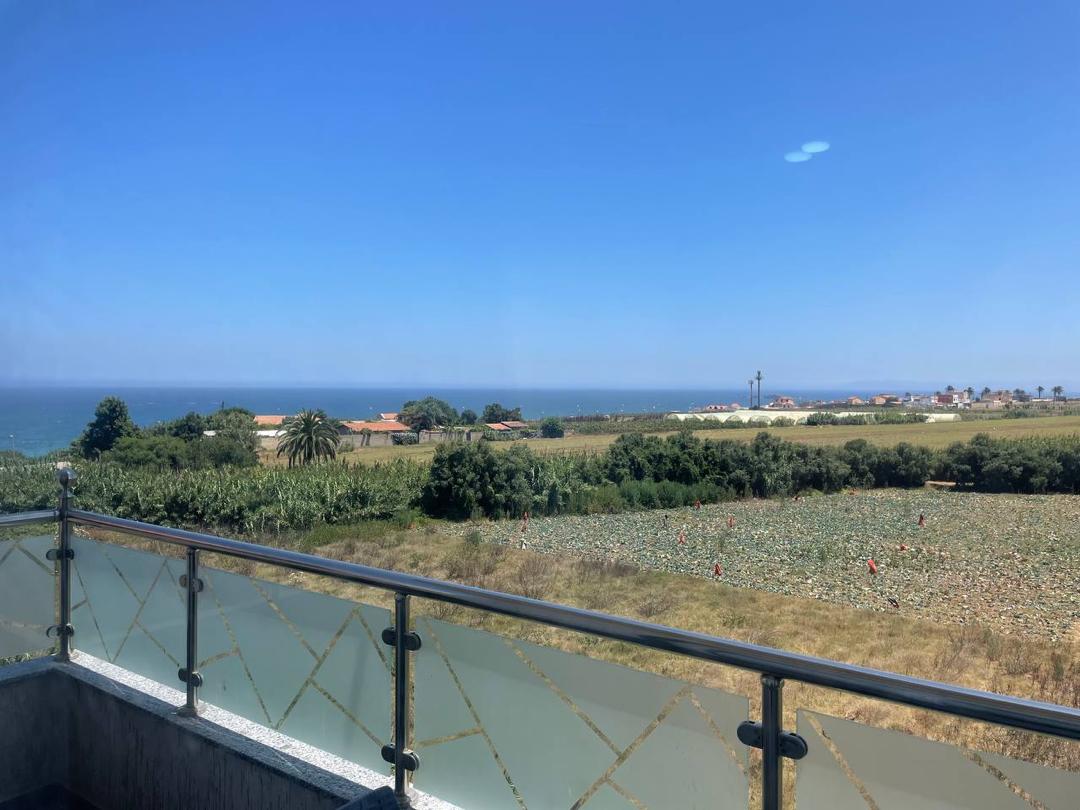 Vue mer depuis balcon ciel bleu