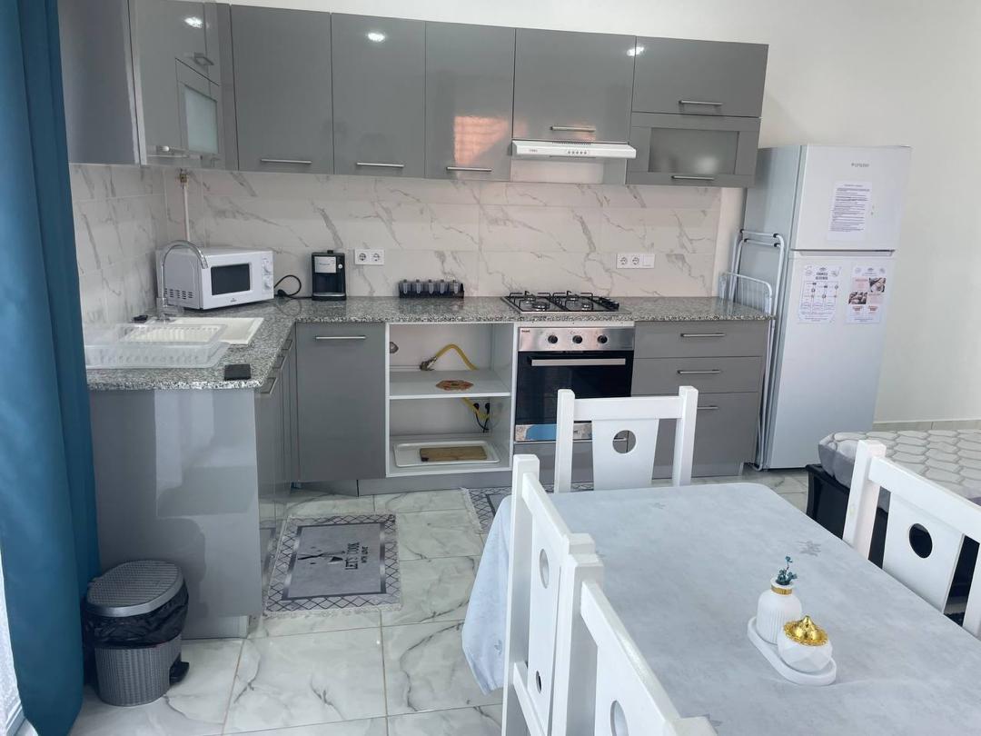 Cuisine grise avec table