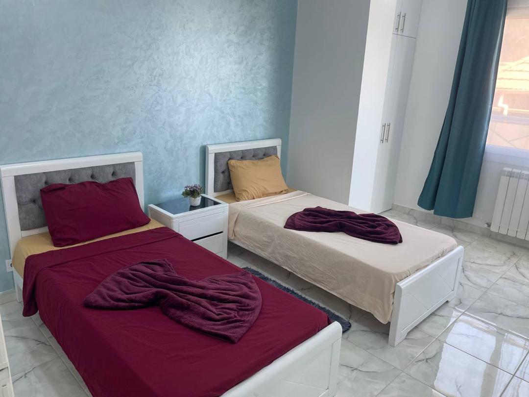 Chambre lits simples bleu vue