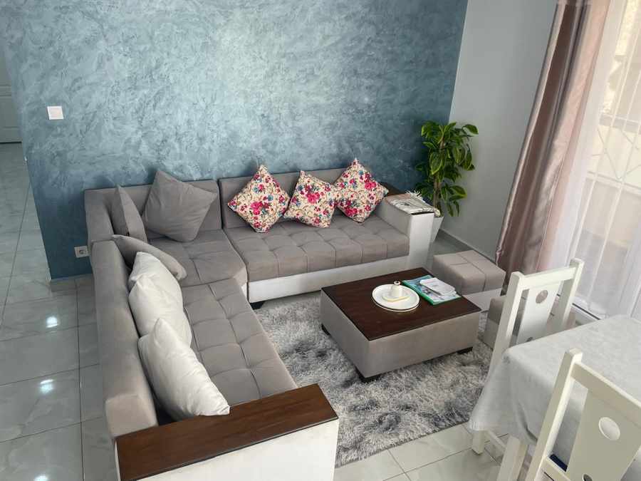 Salon canape angle mur bleu