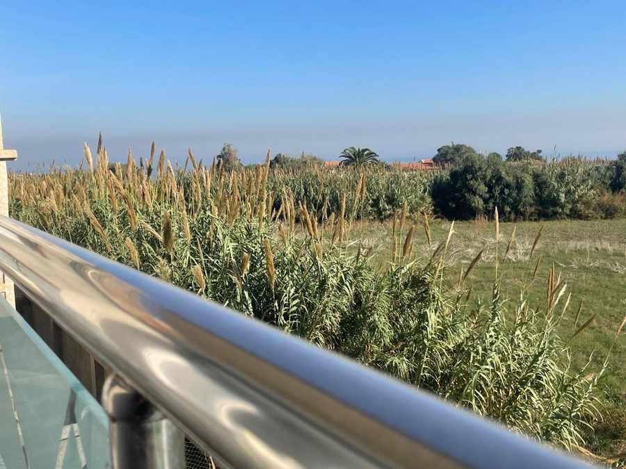 Table interieure vue balcon