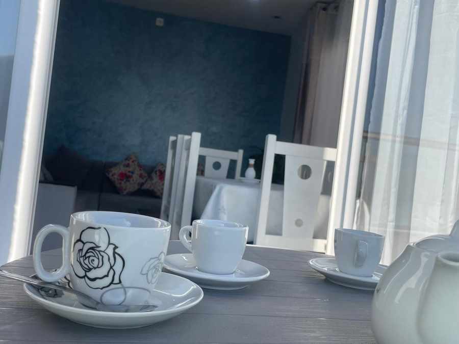 Cafe balcon vue salon