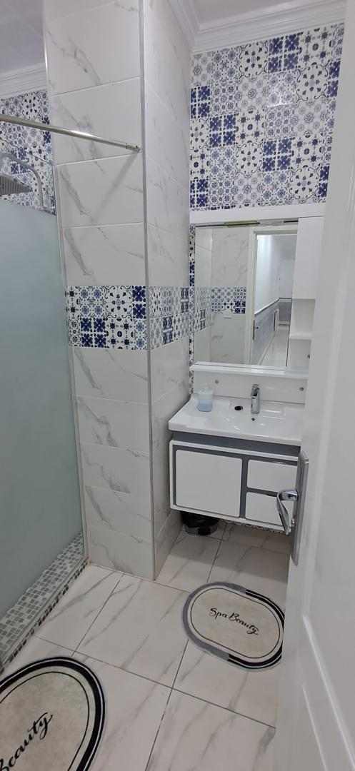 Salle de bain carrelage bleu