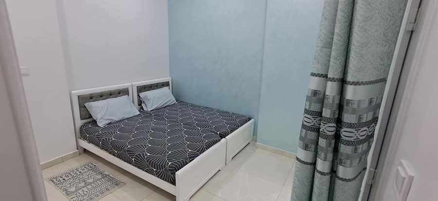 Chambre lit double mur bleu clair