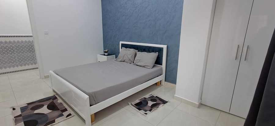 Chambre lit double mur bleu