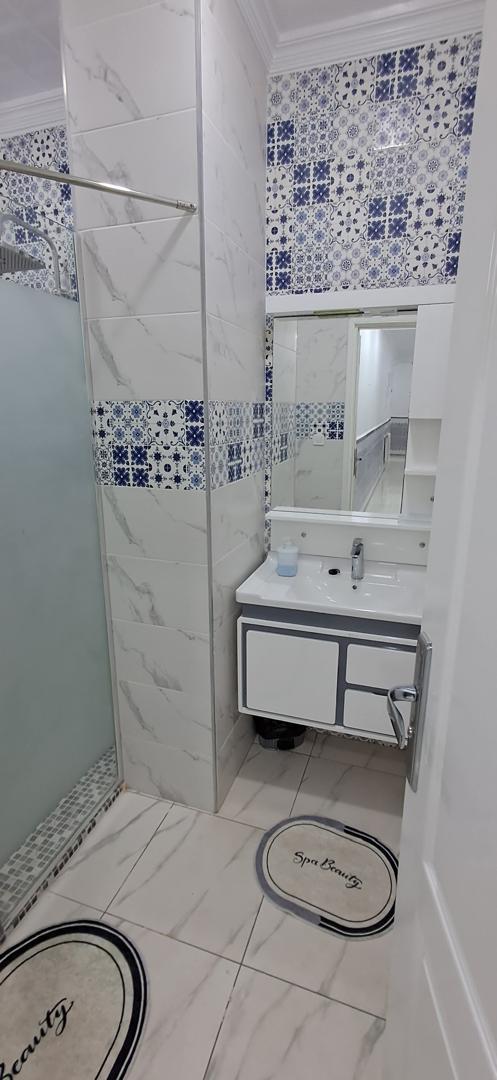 Salle de bain carrelage bleu et blanc
