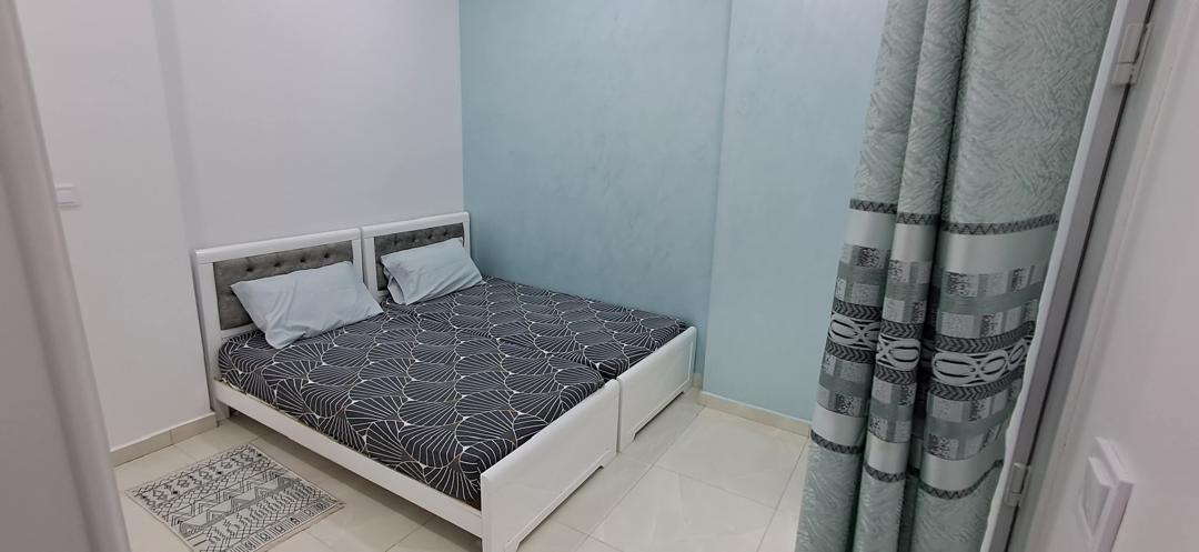 Chambre lit double mur bleu clair