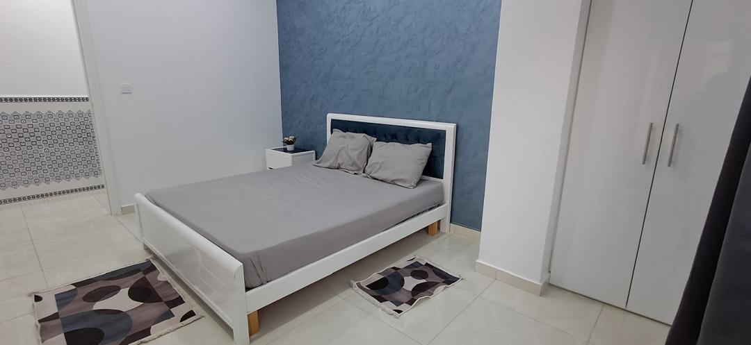 Chambre lit double mur bleu