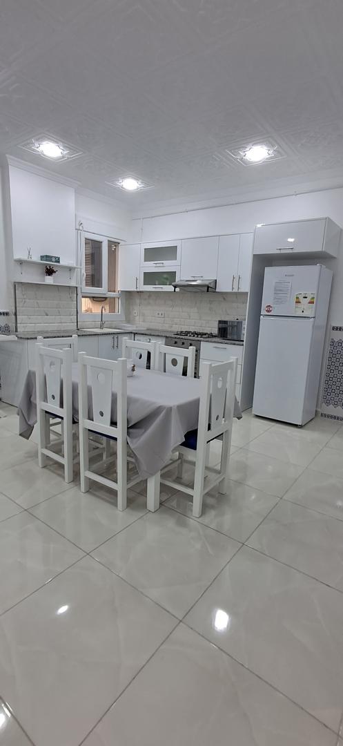 Cuisine equipee table a manger
