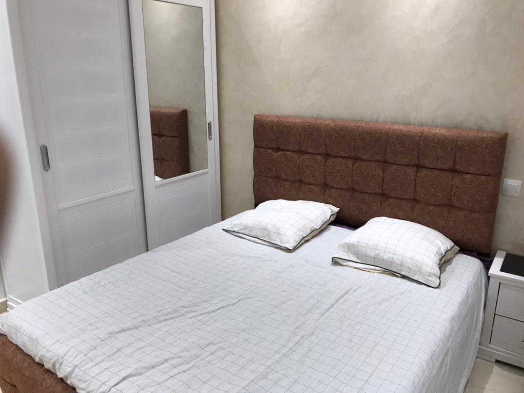 Chambre lit double tete marron