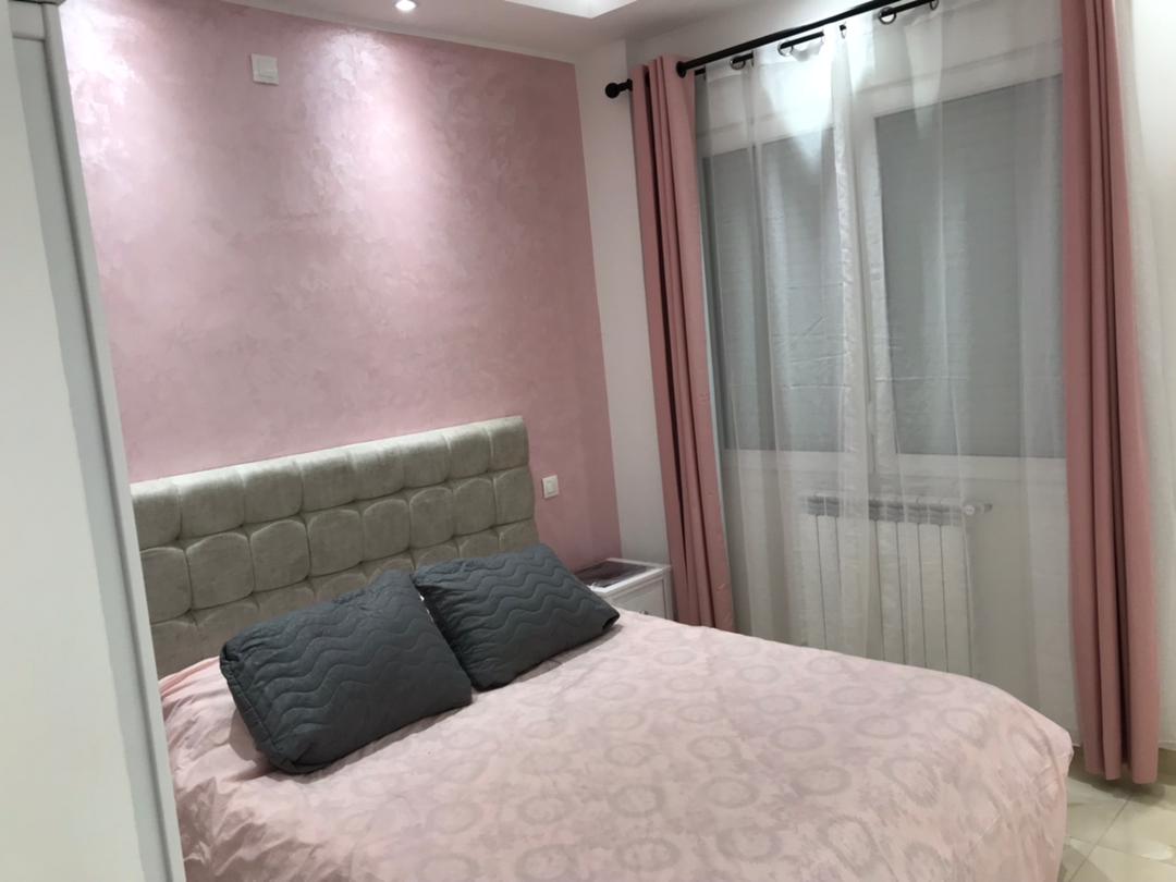 Chambre lit rose mur rose