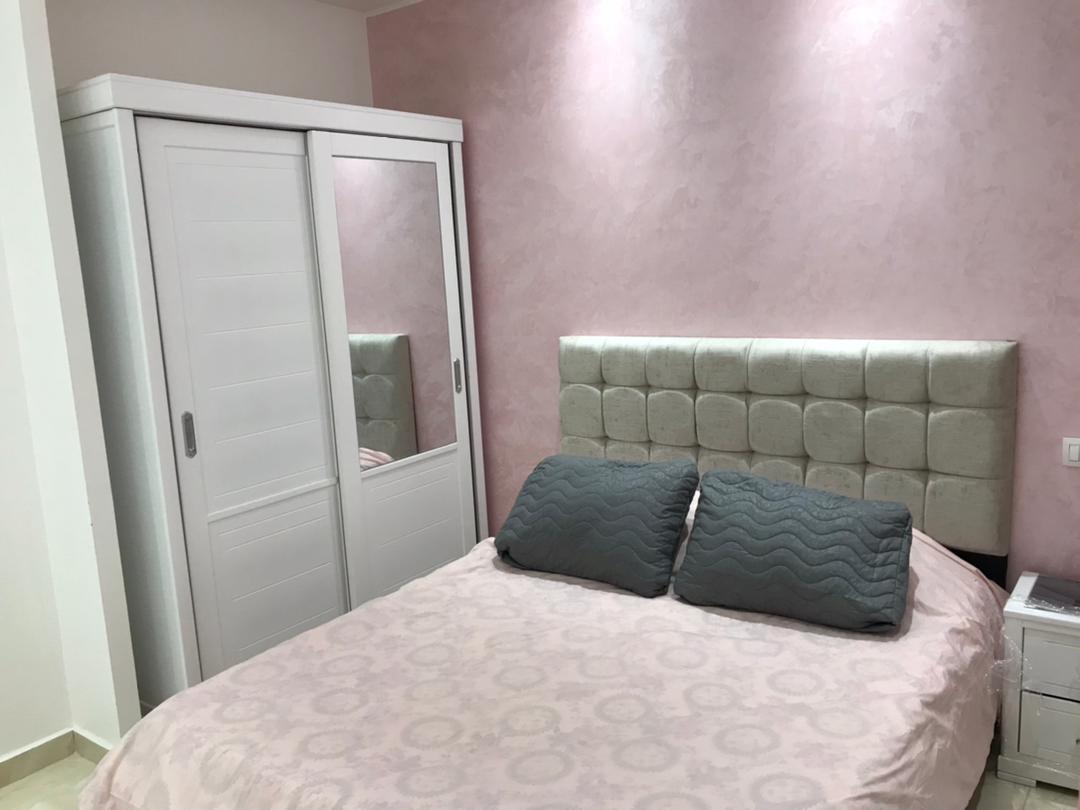 Chambre armoire miroir mur rose