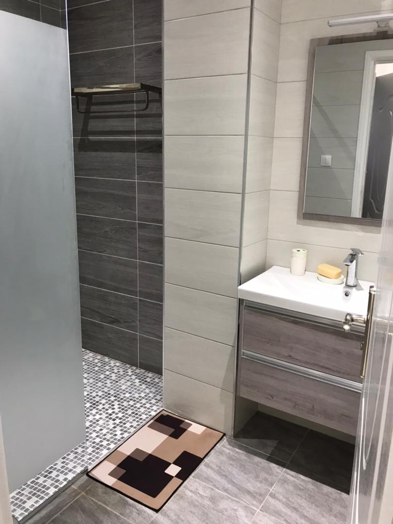 Salle de bain douche italienne grise