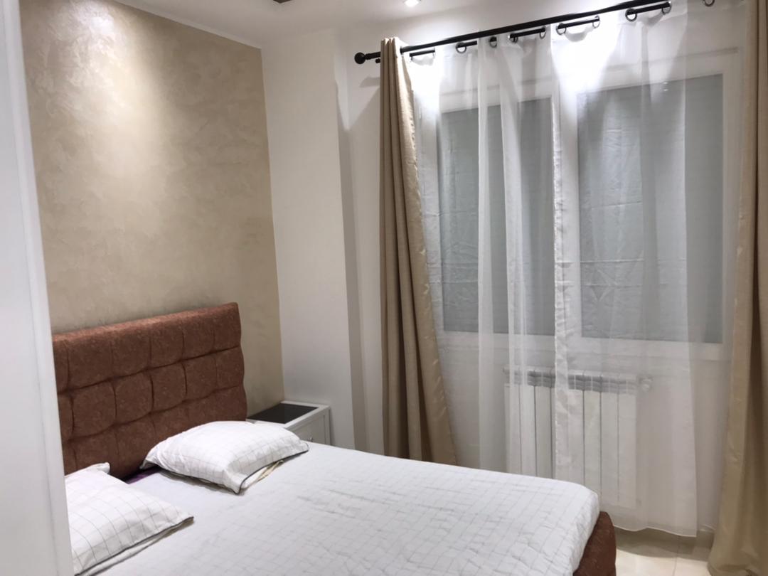 Chambre lit double avec fenetre