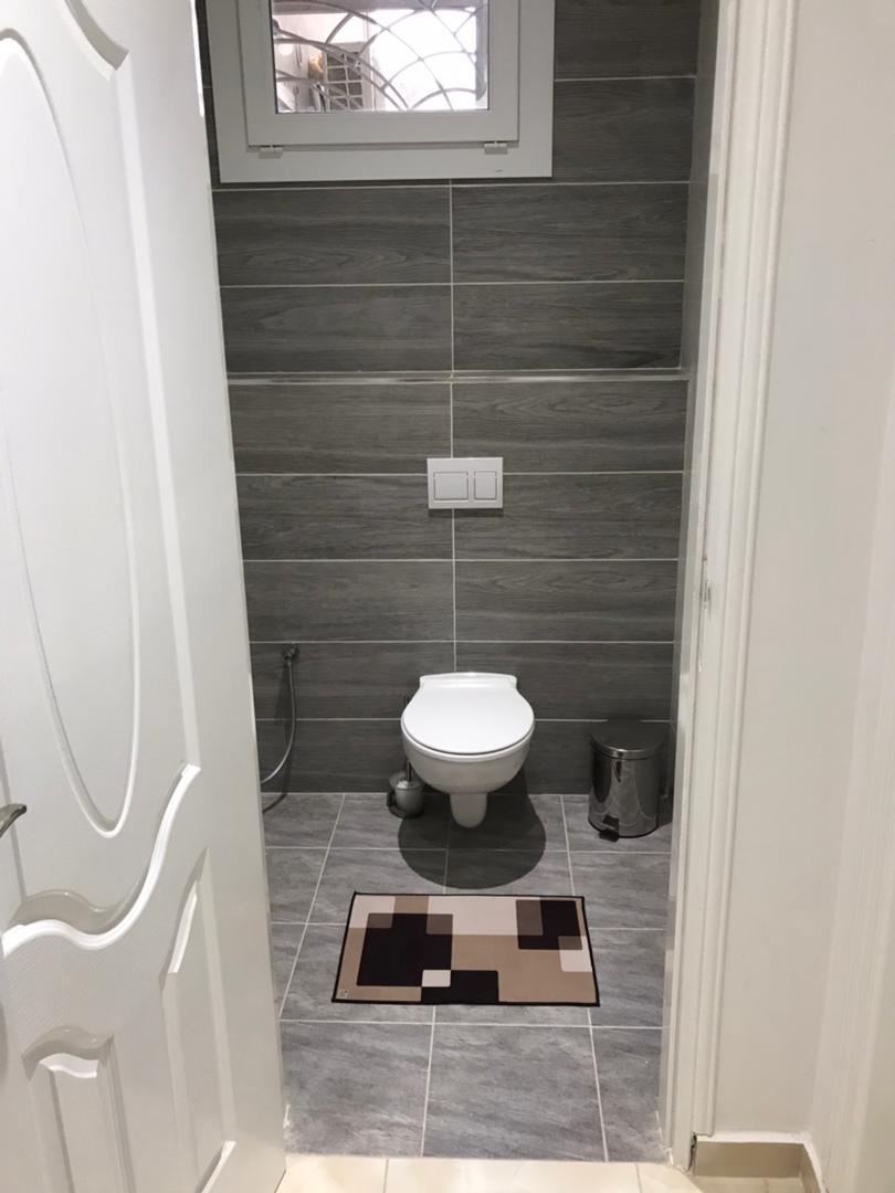 WC separe carrelage gris